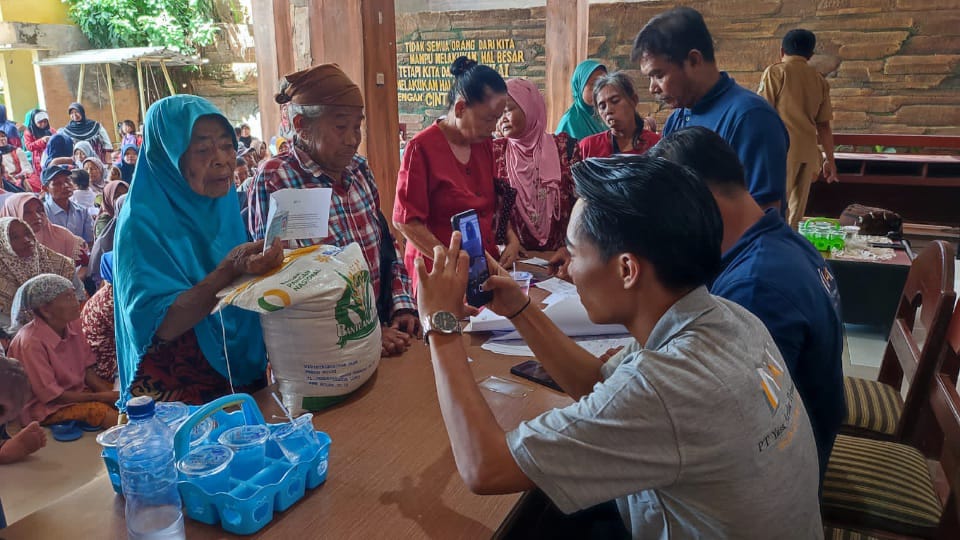 Pemdes Kandangan Salurkan Beras Bulog Bantuan Dari BAPANAS Kepada 992 ...